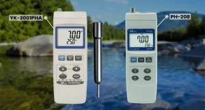 una imagen de fondo sobre un rio y mostrando 2 equipos de medición de peachimetros de agua marca lutron